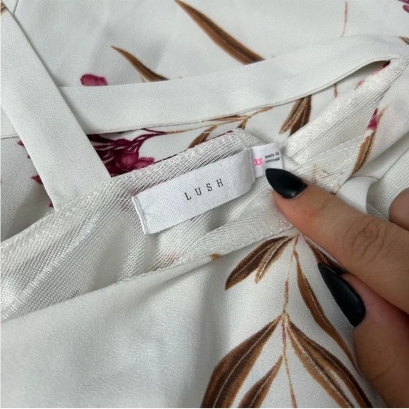 LUSH White Floral Sleeveless Shorts Romper Size XS Flowy Lightweight Feminine - Picture 6 of 7